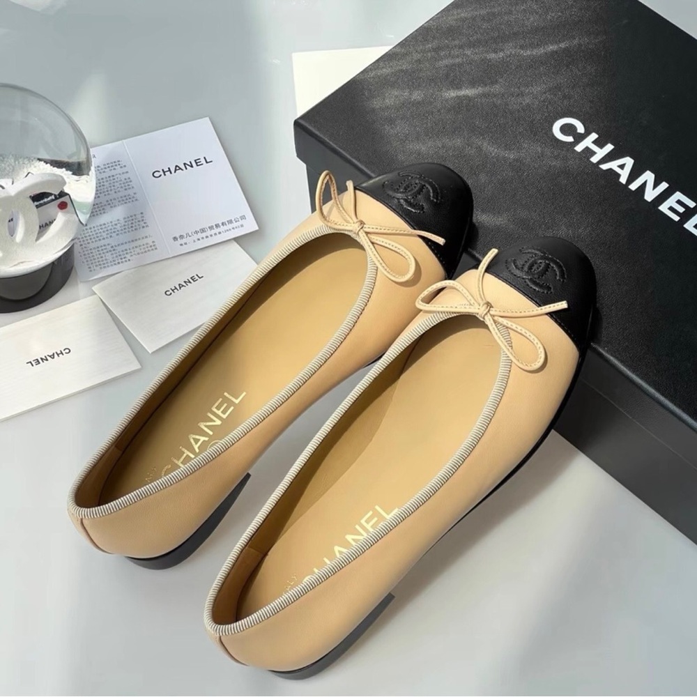 CHANEL Two-Tone Beige and Black Cap-Toe Ballet Flats - Picture 4 of 8